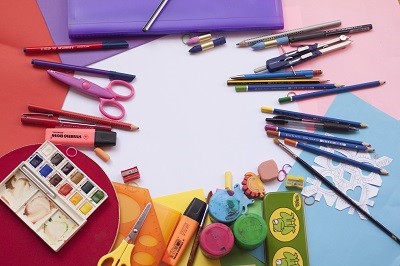 Verschiedene Papiere, Farbstifte, Textmarker, Tuschk&auml;sten und Scheren zeigen einen &Uuml;berblick &uuml;ber Bastelmaterial.