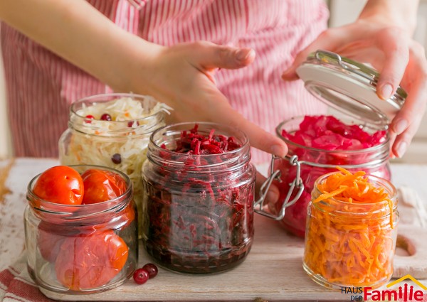 F&uuml;nf Einweckgl&auml;ser mit fermentiertem Gem&uuml;se.