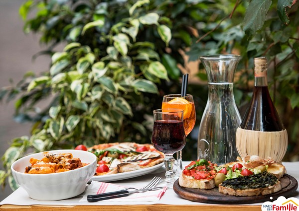 Ein Tisch gedeckt mit italienischen Speisen
