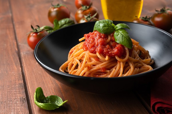 Pasta mit Tomaten Sugo und Basilikum