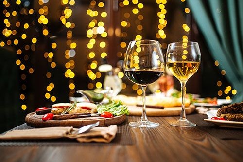 Weihnachtlich gedeckter Tisch mit gef&uuml;llten Weingl&auml;sern 