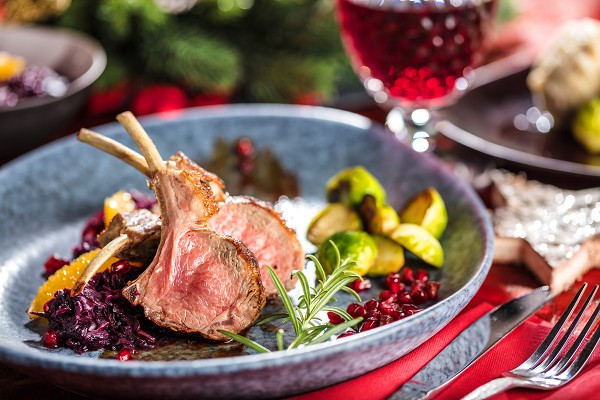Lammkeule, angerichtet mit Rotkohl auf einem Teller.