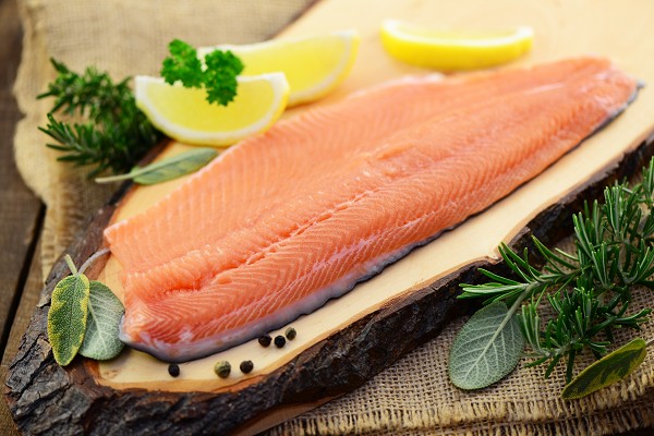 Roher Lachs auf HOlzbrett