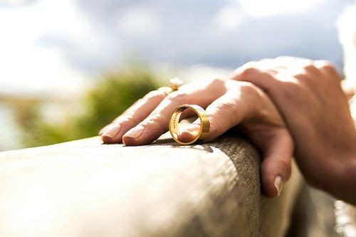 zwei H&auml;nde liegen &uuml;bereinander, an der unteren Hand liegt am Zeigefinger ein abgezogener Ring