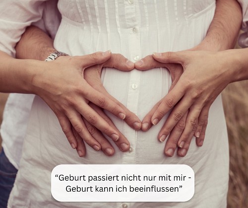 Schwangerenbauch mit H&auml;nden der Frau und des Partners darauf, die ein Herz bilden.