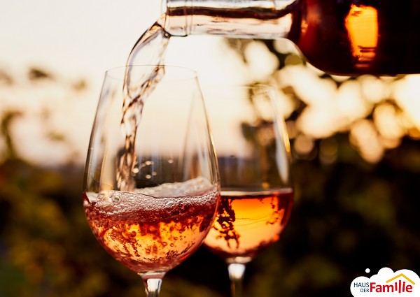 Zwei Gl&auml;ser Ros&eacute; Wein im Sonnenuntergang.