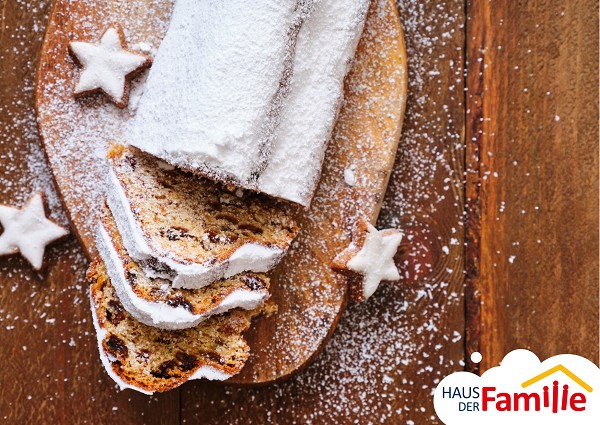 Christstollen auf einem Holzbrett