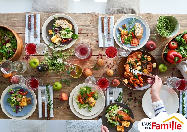 Ein Tisch gedeckt mit veganen K&ouml;stlichkeiten