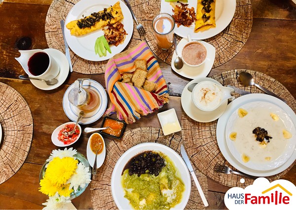 Mexikanisches Fr&uuml;hst&uuml;ck mit verschiedenen K&ouml;stlichkeiten auf einem gedeckten Tisch